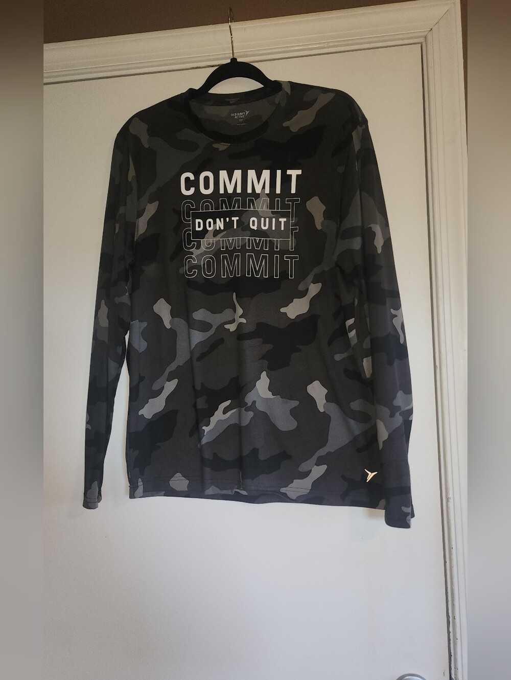 Old Navy Men's Gray Camouflage Long-Sleeve 'COMMIT - DON'T QUIT' Shirt